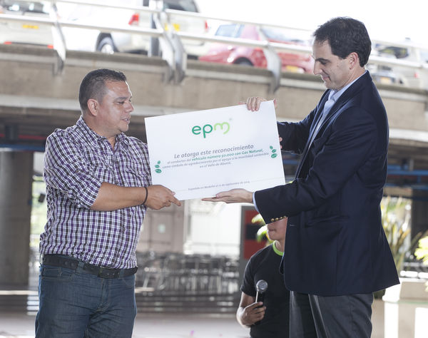 Cliente 50 mil del GNV
Cliente 50 mil del GNV
Fecha: Septiembre 17 de 2014
Para descargar esta fotografía en alta resolución, haga clic sobre la imagen hasta que la misma se despliegue en la pantalla completa; luego dé clic derecho y elija la opción "guardar imagen como". 
En caso de publicación por cualquier medio, solicitamos acompañarla del crédito: "Foto EPM"
Palabras clave: Cliente 50 mil GNV