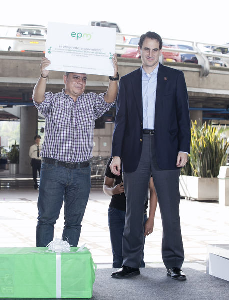 Cliente 50 mil del GNV
Cliente 50 mil del GNV
Fecha: Septiembre 17 de 2014
Para descargar esta fotografía en alta resolución, haga clic sobre la imagen hasta que la misma se despliegue en la pantalla completa; luego dé clic derecho y elija la opción "guardar imagen como". 
En caso de publicación por cualquier medio, solicitamos acompañarla del crédito: "Foto EPM"
Palabras clave: Cliente 50 mil GNV