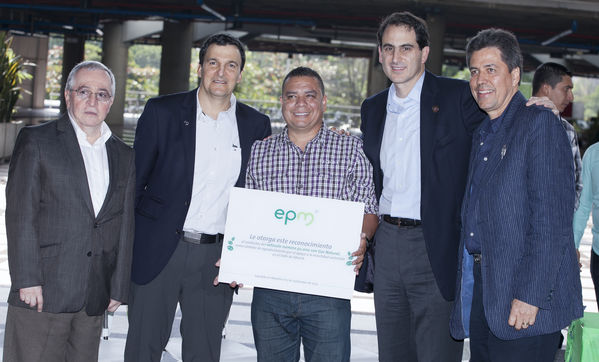 Cliente 50 mil del GNV
Cliente 50 mil del GNV
Fecha: Septiembre 17 de 2014
Para descargar esta fotografía en alta resolución, haga clic sobre la imagen hasta que la misma se despliegue en la pantalla completa; luego dé clic derecho y elija la opción "guardar imagen como". 
En caso de publicación por cualquier medio, solicitamos acompañarla del crédito: "Foto EPM"
Palabras clave: Cliente 50 mil GNV
