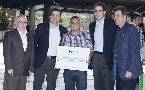 Cliente 50 mil del GNV
Cliente 50 mil del GNV
Fecha: Septiembre 17 de 2014
Para descargar esta fotografía en alta resolución, haga clic sobre la imagen hasta que la misma se despliegue en la pantalla completa; luego dé clic derecho y elija la opción "guardar imagen como". 
En caso de publicación por cualquier medio, solicitamos acompañarla del crédito: "Foto EPM"
Palabras clave: Cliente 50 mil GNV